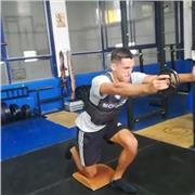 Profesor de educación física ofrece entrenamiento personal en casa, para la mejora de la salud y la condición física